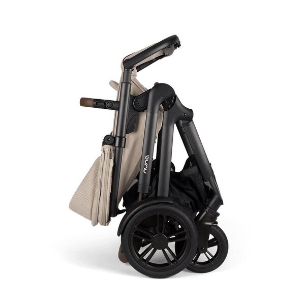 Nuna Demi Next jalutuskäru Cosmopolitan, koos seisulauaga - Nuna